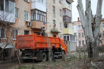 Новости » Общество: Ул. Айвазовского в Керчи начали приводить в порядок после встречи жителей с администрацией