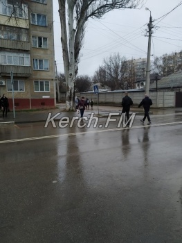 Новости » Общество: Не хватило краски? Керчане требуют нанести разметку на пешеходный переход по Ульяновых