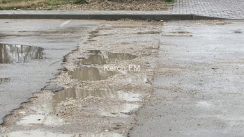 Новости » Общество: На морвокзале забыли заасфальтировать дорогу после потопа