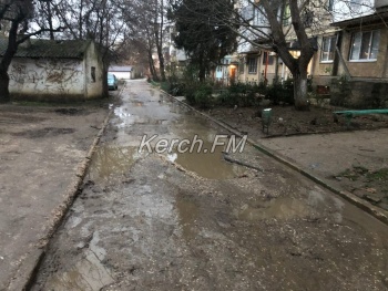 Новости » Общество: Вдоль домов по Орджоникидзе течет река чистой воды