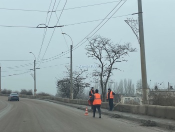 Новости » Общество: В Керчи приступили к очистке дороги на Горьковском мосту