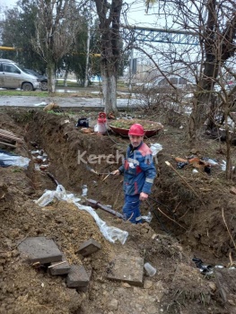 Новости » Общество: В праздник под дождем КРЭС восстанавливает кабельные линии