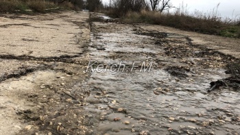 Новости » Общество: Очередная речка чистой воды течет по нескольким дорогам в Аршинцево