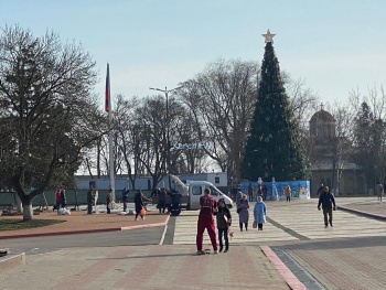 Новости » Общество: На площади Ленина разбирают новогодние инсталляции