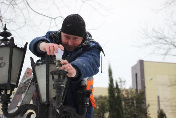 Новости » Общество: В уличных фонарях в центре Керчи заменили лампы