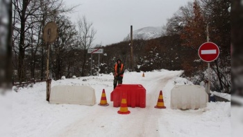 Новости » Общество: На плато Ай-Петри с обеих сторон закрыли дорогу из-за снега