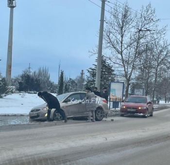 Новости » Общество: В Керчи на Еременко в луже со льдом застряла легковушка