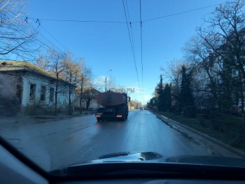 Новости » Общество: С центральных дорог в Керчи чистят песок с помощью техники