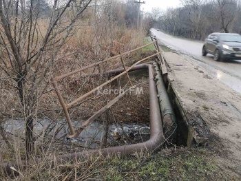 Новости » Общество: В Керчи разваливается мост по Годыны через Мелек-Чесме