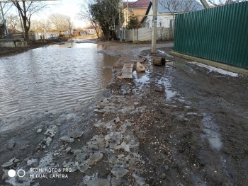 Новости » Общество: Керчане тонут в грязи и лужах огромного размера в одном из районов города