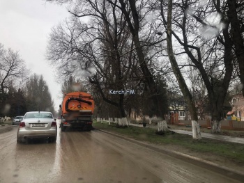 Новости » Общество: Дороги в Керчи моют в дождь