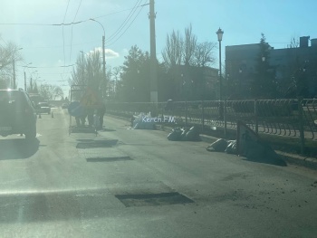 Новости » Общество: Ремонт дорог: в центре Керчи затруднено движение транспорта