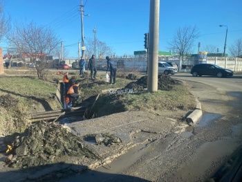 Новости » Общество: В Керчи на Шлагбуамской осужденные очищают ливневку