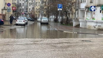 Новости » Общество: Центральные дороги Керчи уходят под воду