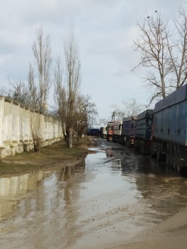 Новости » Общество: Керчане жалуются на грузовики, которые развозят грязь по дорогам города