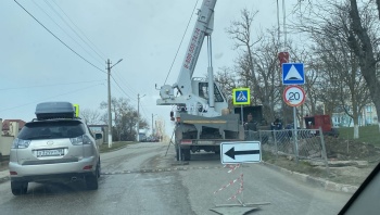 Новости » Общество: В Керчи на Кирова проводят ремонт теплотрассы