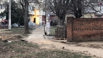 Новости » Общество: В Керчи приступили к благоустройству двора по ул. Ульяновых