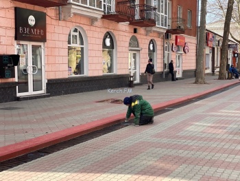 Новости » Общество: В Керчи на улице Ленина красили ливневки