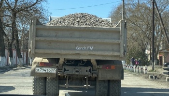 Новости » Общество: Керчане жалуются на грузовые машины, которые перевозят щебень