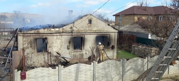 Новости » Криминал и ЧП: В Октябрьском под Керчью сгорел жилой дом