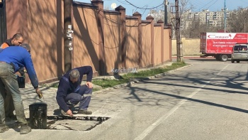 Новости » Общество: В Керчи решили «подлатать» новый асфальт на Чернышевского