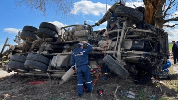 Новости » Криминал и ЧП: В Крыму «МАЗ» врезался в дерево и опрокинулся, пострадали двое