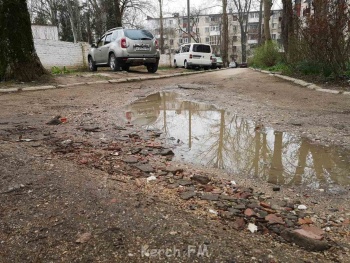 Новости » Общество: Замуровали демоны: двор по Льва Толстого,138 в Керчи без площадки, без парковки, без дорог