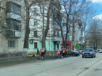 Новости » Общество: Центральные дороги Керчи продолжают убирать