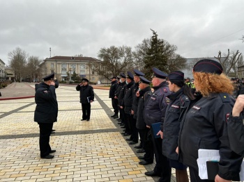 Новости » Общество: Руководство полиции провело строевой смотр на площади в Керчи