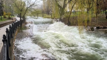 Новости » Общество: В Крыму продолжают сброс воды в море и ожидают увеличения притоков