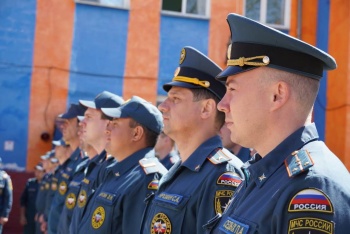 Новости » Общество: Городские награды вручили сотрудникам противопожарной службы Керчи