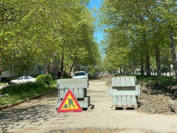 Новости » Общество: На дублере ул. Генерала Петрова частично перекрыли дорогу