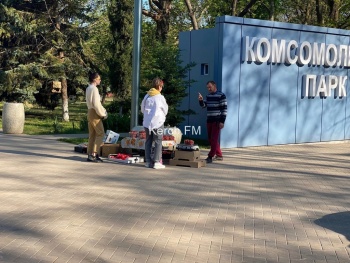 Новости » Общество: Стихийщики нашли себе еще одно место для торговли в Керчи