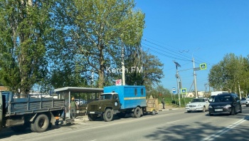 Новости » Общество: На Генерала Петрова заасфальтировали ямы около остановки «Промбаза»