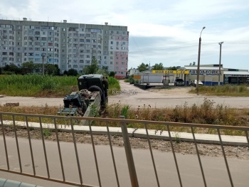 Новости » Общество: Грузовик застрял в кювете на Нижнем Солнечном в Керчи