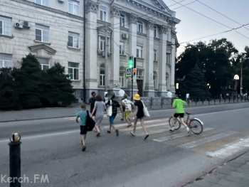 Новости » Общество: Не думай о секундах свысока: подростки не желают ждать зеленого светофора на Набережной