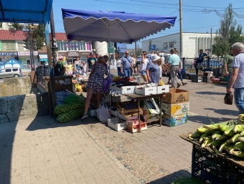 Новости » Общество: Малина, кукуруза и персики: стихийщики Керчи сменили продукцию