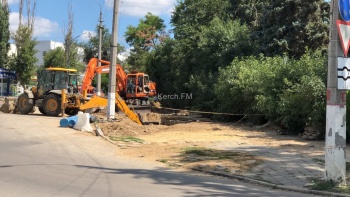 Новости » Общество: Нет ни тротуара, ни парковки – замена водовода добралась до «Института»