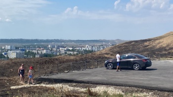 Новости » Общество: На парковках на горе Митридат приступили к установке ограждений и освещения