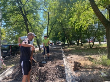 Новости » Общество: На дублёре Генерала Петрова тротуары подготавливают к асфальтированию