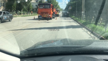 Новости » Общество: С первого раза не получилось: в Керчи второй день асфальтируют яму на Свердлова