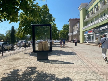 Новости » Общество: В Керчи на тротуарах появились новые ситилайты