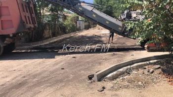 Новости » Общество: На ул. Тенистой в Керчи устанавливают бордюры