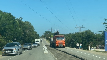 Новости » Общество: На въезде в Керчь снимают асфальт