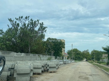 Новости » Общество: Парковку около входа на Молодежку заставили бордюрами