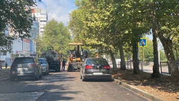 Новости » Общество: Укладывают асфальт: дорогу дублер ул. Генерала Петрова частично перекрыли