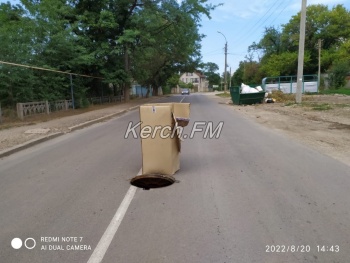 Новости » Общество: Открытый люк на Льва Толстого в Керчи обозначили коробкой от холодильника