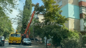 Новости » Общество: Движение частично затруднено: по Льва Толстого готовятся к ремонту крыши дома