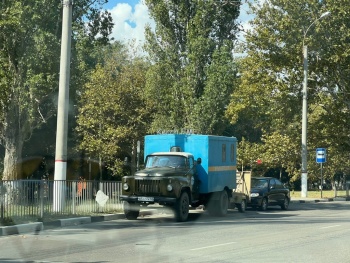 Новости » Общество: В Керчи начали мыть остановки