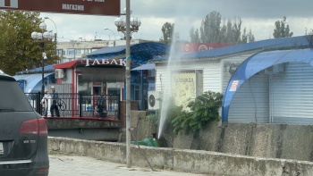 Новости » Общество: В Керчи бьет фонтан из трубы